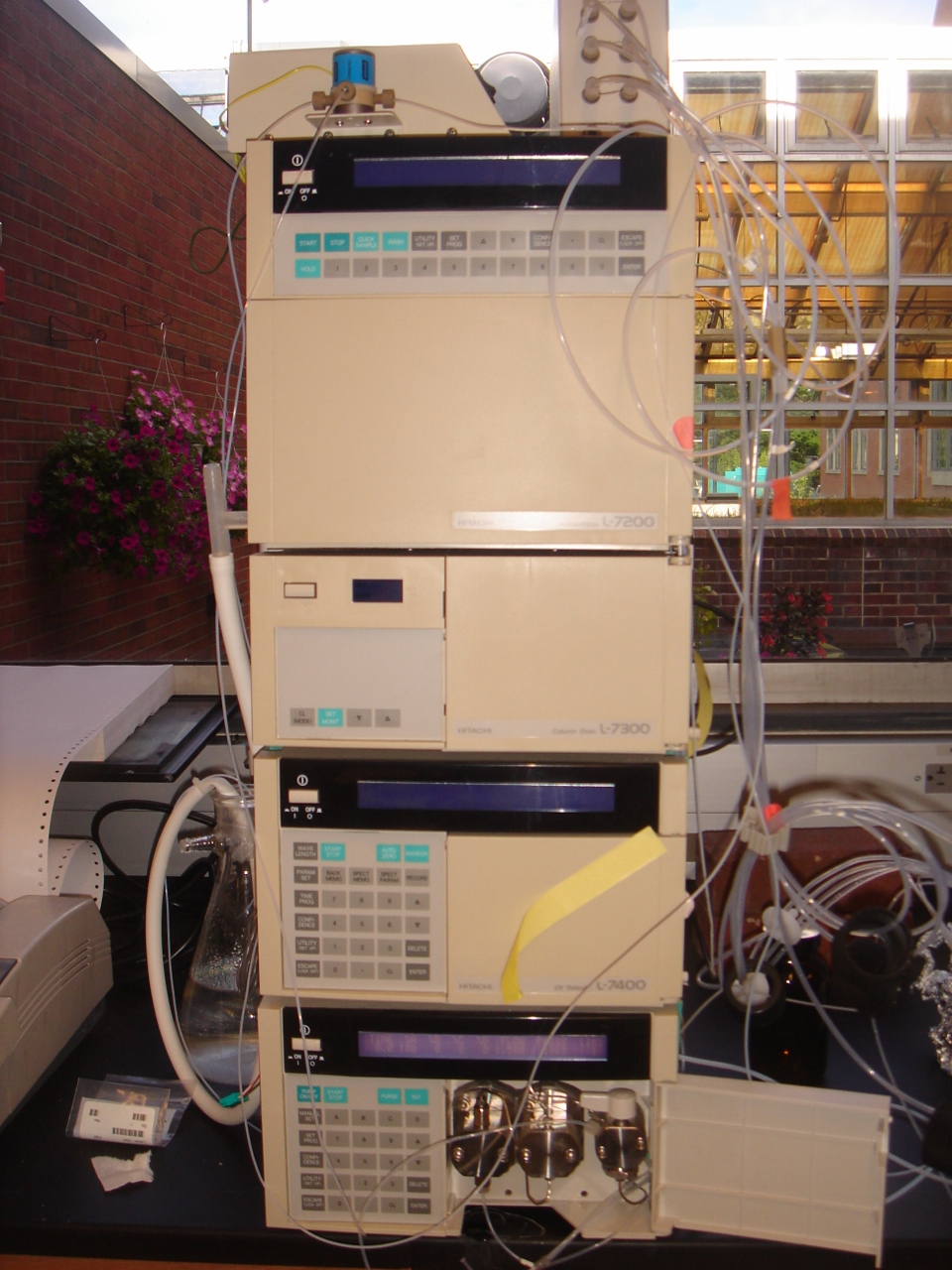 High performance liquid chromatograph on bench top